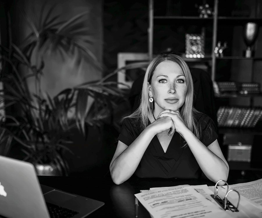 Юлия Сергеевна Гринёва в рабочем кабинете